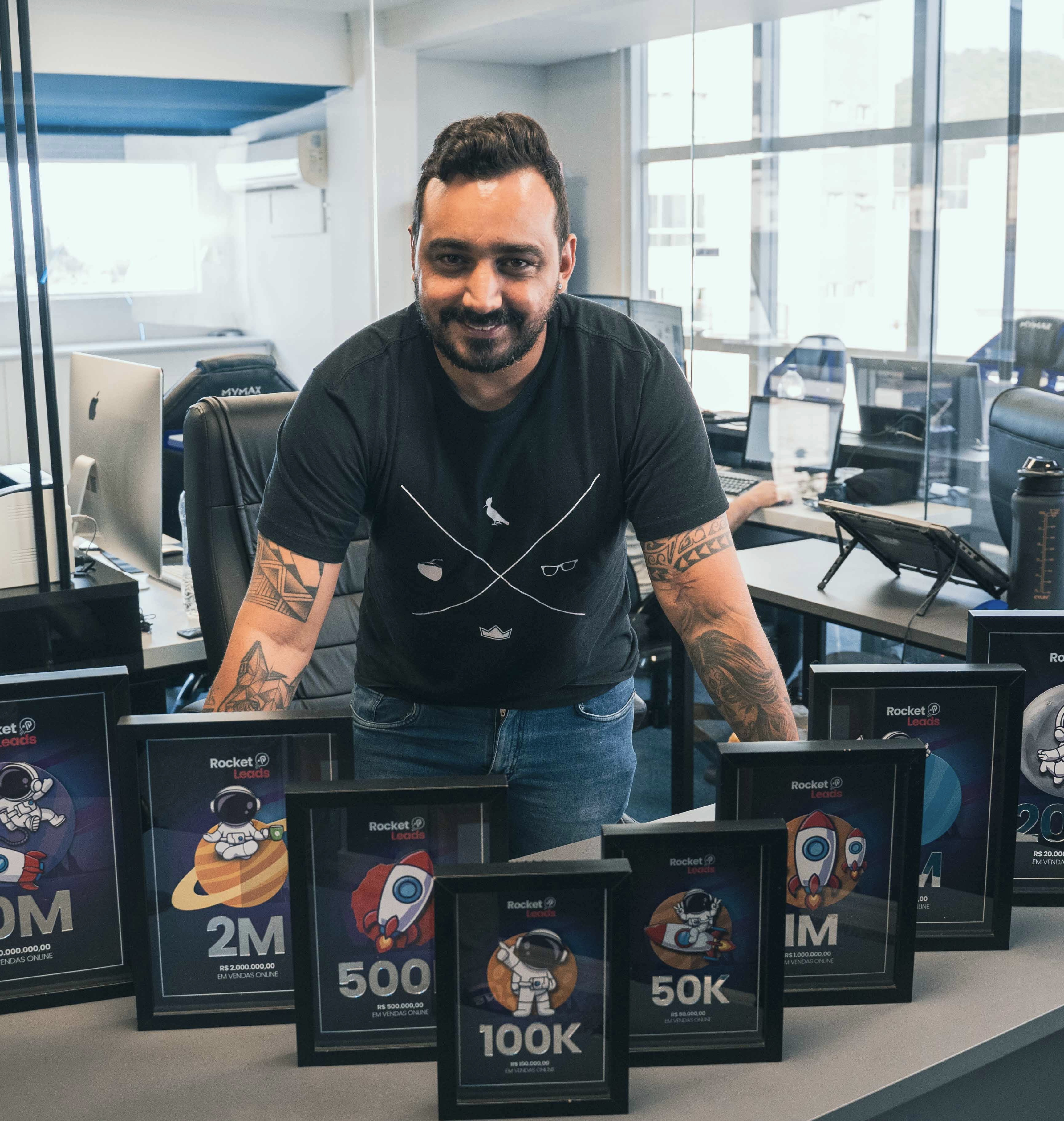 Gledson Poggioni com placas de conquistas de vendas online